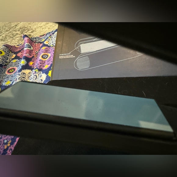 Bio Ionic One pass Flat Iron. 1 inch Silicone plates. Used maybe 5-6 times - Picture 6 of 9